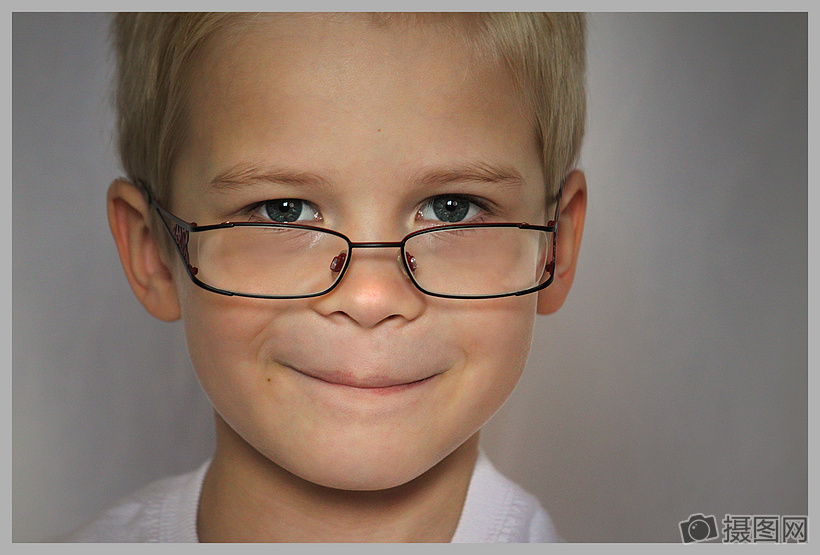戴眼镜的小男孩高清图片免费下载_摄图网(编号:337571)
