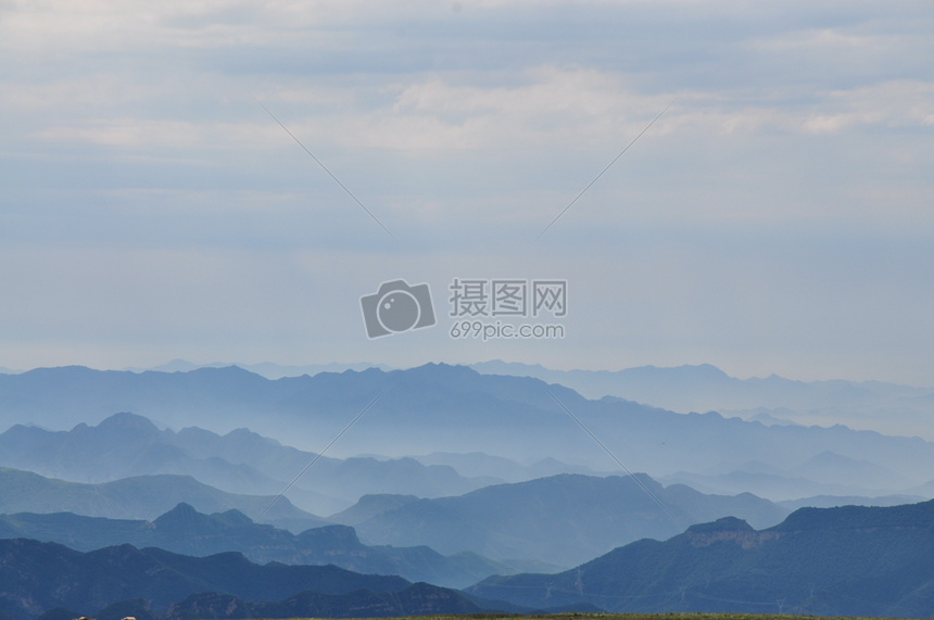 蓝天下的远山