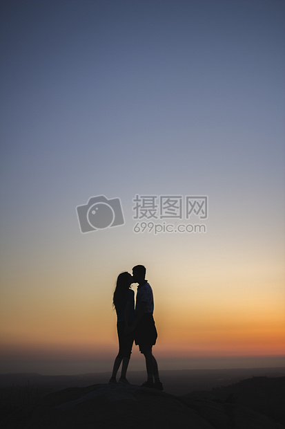 黄昏亲吻的情侣