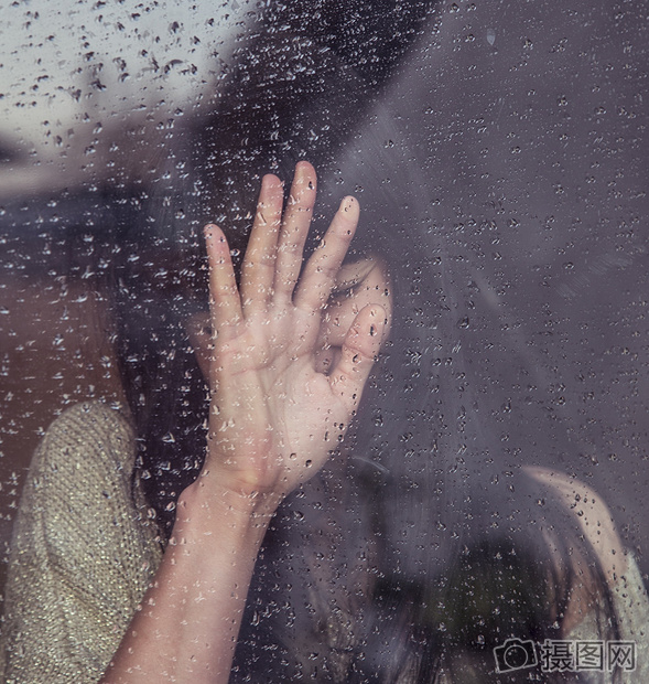 下雨天女孩伤心的哭