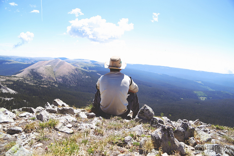 男人在山顶上眺望自然风光图片