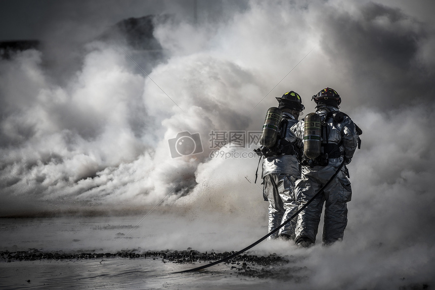 消防员灭火的背影图片素材_免费下载_jpg图片