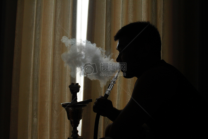 图片 照片 人物情感 抽烟的男人侧脸.