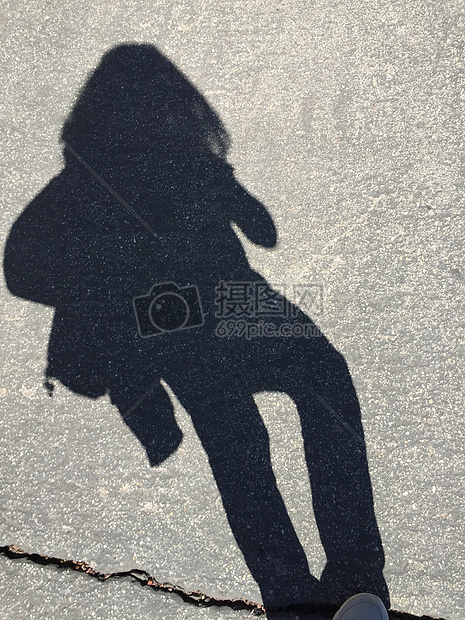 地面上的女孩影子