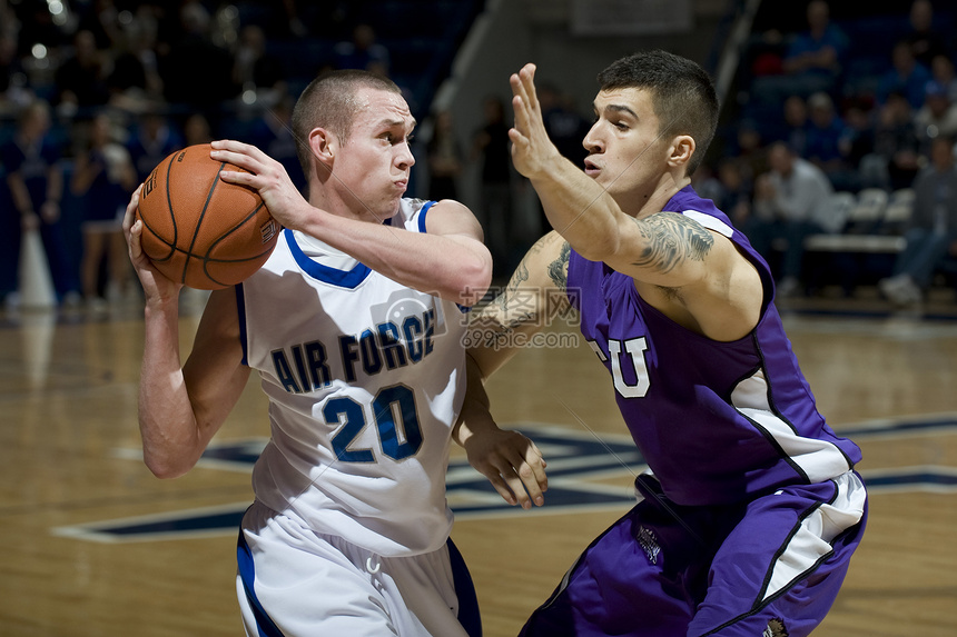 打篮球时候左手大拇指关节被向内碰响了下,现