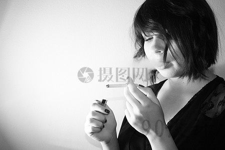 【jpg】 抽烟的女人照片  吸烟 香烟 成瘾 妇女 黑白 短发 甲油 抽烟