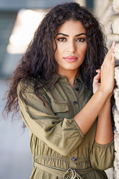 城市背景卷发的年轻阿拉伯妇女年轻的阿拉伯女人,卷发户外图片