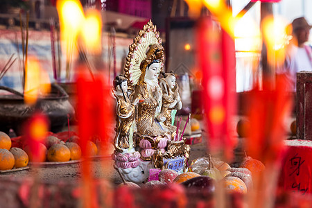 传统的女神雕像,供品,香棒红色蜡烛燃烧寺庙,香港,中国,亚洲图片
