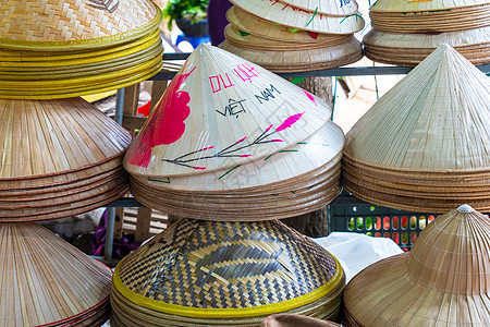 手工制作的传统越南叶帽出售个市场海安,越南,亚洲,装饰的措辞越南英语越南图片