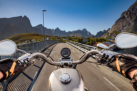 摩托车挪威的路上行驶第人称视图图片