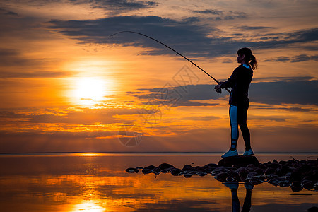 芬兰钓鱼的女人钓鱼竿上图片