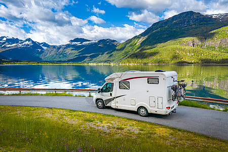 内蒙古草原房车家庭度假旅行RV,假日旅行汽车之家,商队汽车度假美丽的自然挪威自然景观背景