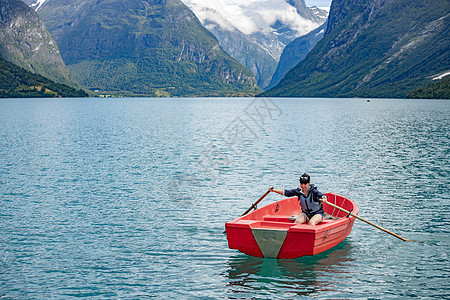 女人船上钓鱼美丽的自然挪威自然景观洛瓦尼特湖洛达尔山谷图片