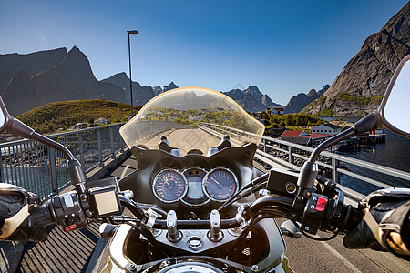 摩托车挪威的路上行驶第人称视图图片