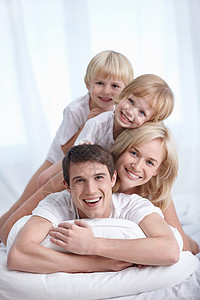 卧室里床上的幸福家庭图片