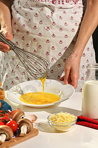 牛奶奶酪打生鸡蛋准备煎蛋卷背景
