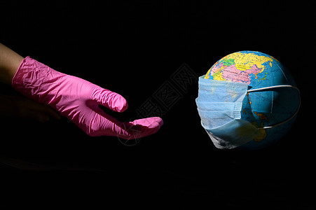 女性用口罩与地球抗病毒图片