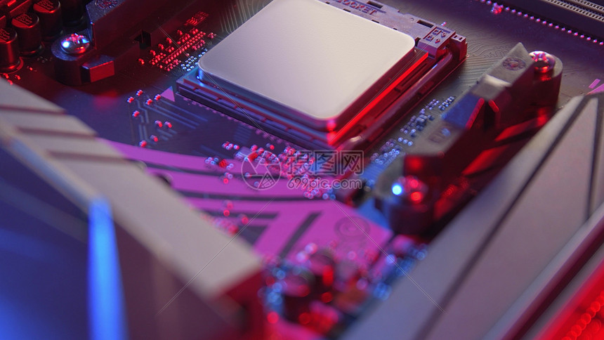 ‘~主板与处理器倾斜镜头电路板上的计算机部件亮着红色蓝色的盖子主板与处理器镜头  ~’ 的图片
