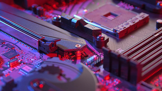 主板与空处理器插座锅镜头电路板上的计算机部件亮着红色蓝色的盖子主板上有空处理器插座图片