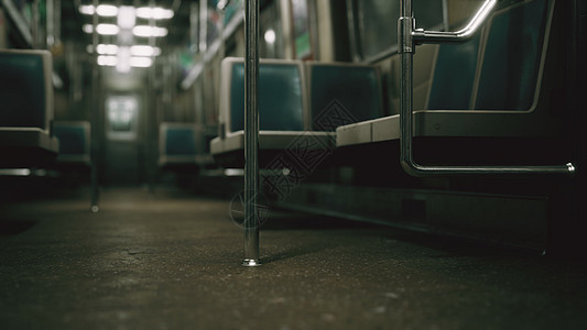 美国的旧的非现代化地铁车厢里图片