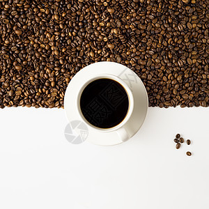 创意静物照片浓缩咖啡杯杯饮料与豆子种子白色背景背景图片