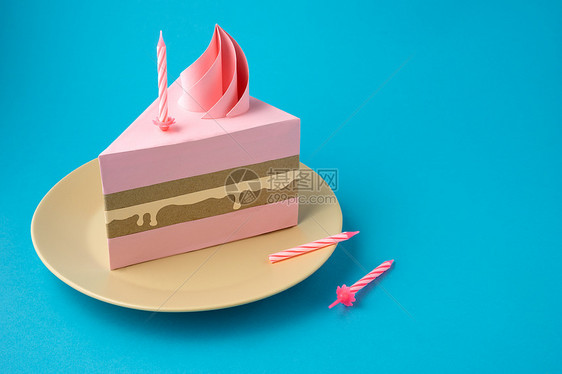 创意食品健康饮食节日照片的生日蛋糕与蜡烛盘子上的蓝色背景许个愿图片