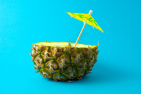 创意食品健康饮食照片菠萝饮料果汁鸡尾酒与雨伞蓝色背景新鲜的味道图片