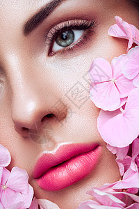 美丽的年轻女人的肖像花黑发女人,化妆豪华完美的皮肤睫毛化妆品眼影图片