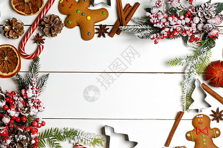 圣诞平躺背景与传统姜饼饼干干橙色肉桂木材上,为文本木制背景上的圣诞食品图片