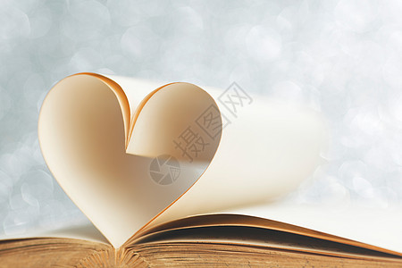 书心书与打开的页面形状的心爱阅读的书页形状的心背景