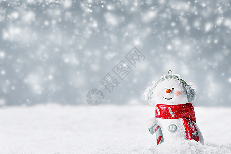 雪中冬天背景上的圣诞雪人玩具冬天背景上的雪人玩具图片