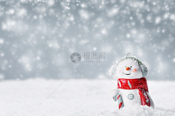 雪中冬天背景上的圣诞雪人玩具冬天背景上的雪人玩具图片