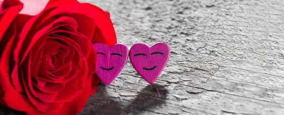 红色玫瑰装饰的心木制的背景上红玫瑰心图片