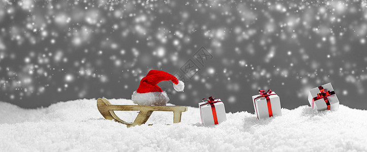 圣诞卡装饰雪橇上的圣诞老人帽子雪地上的礼物圣诞卡装饰图片