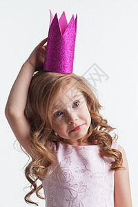 小公主女孩穿着粉红色的衣服皇冠,工作室孤立白色背景上穿着粉红色裙子的小公主图片