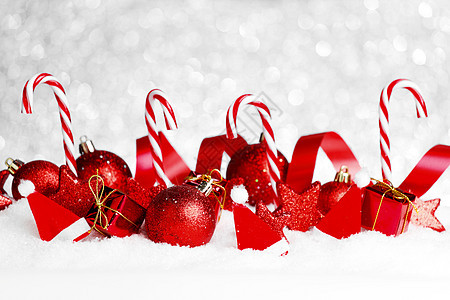 美丽的红色圣诞装饰雪地上雪上的圣诞装饰图片