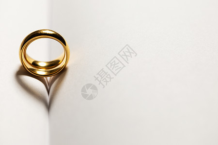 两个金色的结婚戒指空白的书页背景与文本的金色结婚戒指书上图片