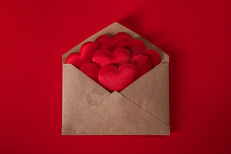 情人节情书,红心纸的信封堆红色的背景上情人节情书图片
