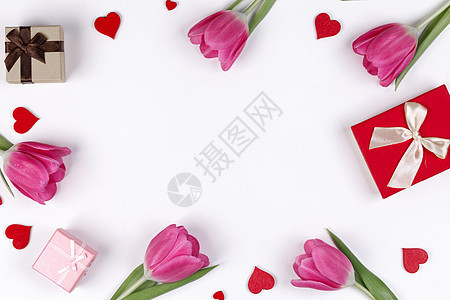 粉红色郁金香花礼物红色的心礼物成隔离白色背景顶部的视图与情人节,生日,婚礼,母亲节粉红色郁图片