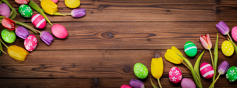 手绘红色郁金香手绘复活节彩蛋与郁金香木制背景的文本复活节彩蛋沃登背景背景