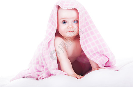 可爱的婴儿坐毛巾下面图片
