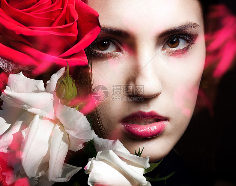 有吸引力的女人带着白色红色的玫瑰图片