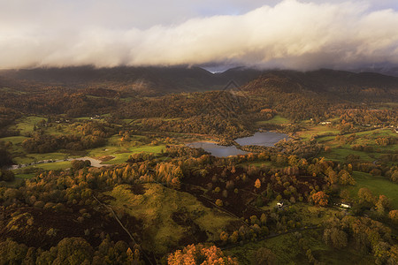 惊人的空中无人机景观图像日出秋天落英国农村图片