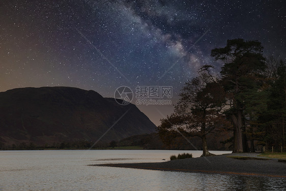 美丽的史诗数字复合景观银河巴特米尔湖地区图片