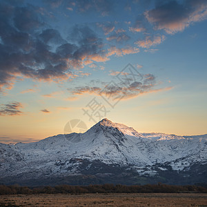 雄伟的风景形象,雪原雪山,戏剧性的晚霞美丽的生机勃勃的光芒图片