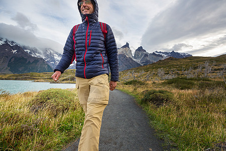 南美洲智利火山地区阿拉ucania徒步旅行的人图片