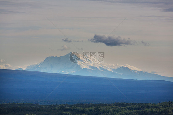 夏天阿拉斯加风景如画的山脉积雪覆盖的地块,冰川岩石峰图片