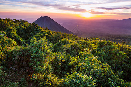 美丽的火山塞尔弗德国家公园萨尔瓦多日落图片