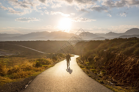 山上风景优美的道路旅行背景日出背景的人图片