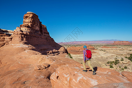 犹他州山区徒步旅行寻常的自然景观中徒步旅行奇妙的砂岩地层图片